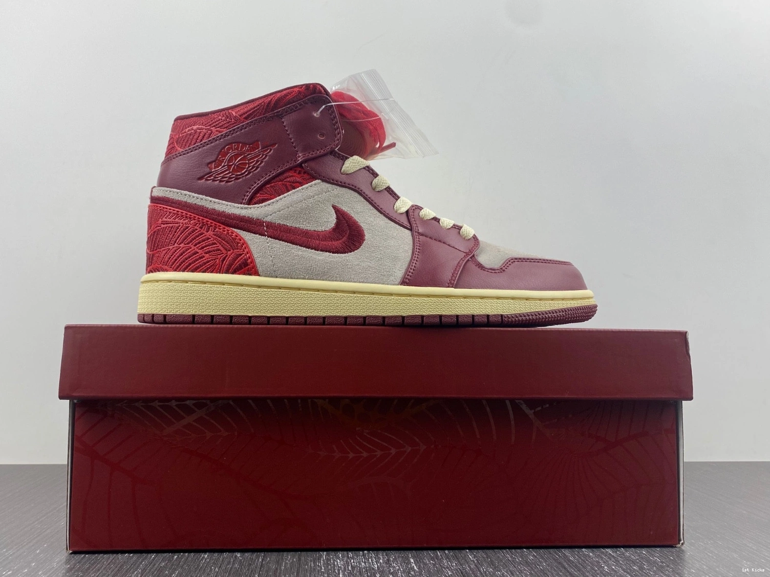 Jordan DZ2820-601 Leaf